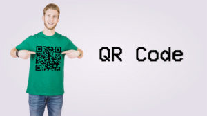 Modelo exibe camiseta com estampa de QR Code